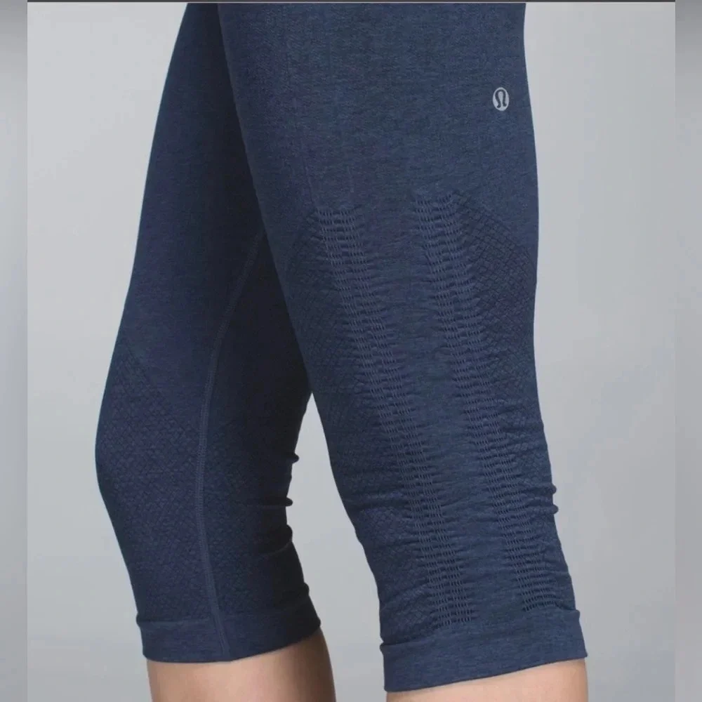 Lululemon In The Flow Crop. Ruched Cinched Legs. Heathered Deep Navy. Size 8 - Picture 12 of 12